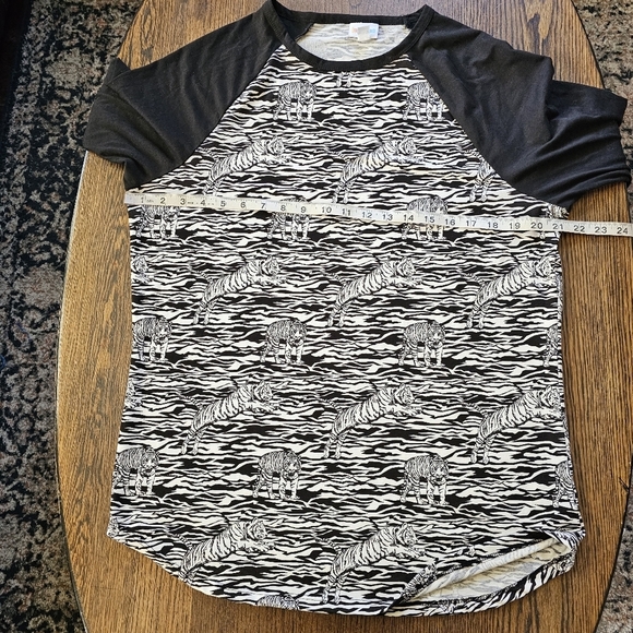 LuLaRoe Randy Black White Zebra Tiger Raglan Sleeve Top Size Women's XL - Picture 7 of 10